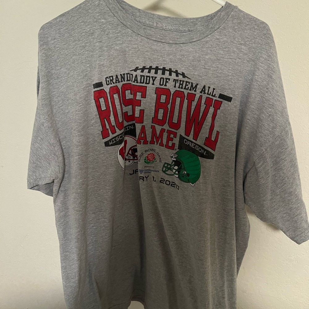 Wisconsin Versus Oregon 2020 Blue 84 Rose Bowl Graphic Tee in Gray